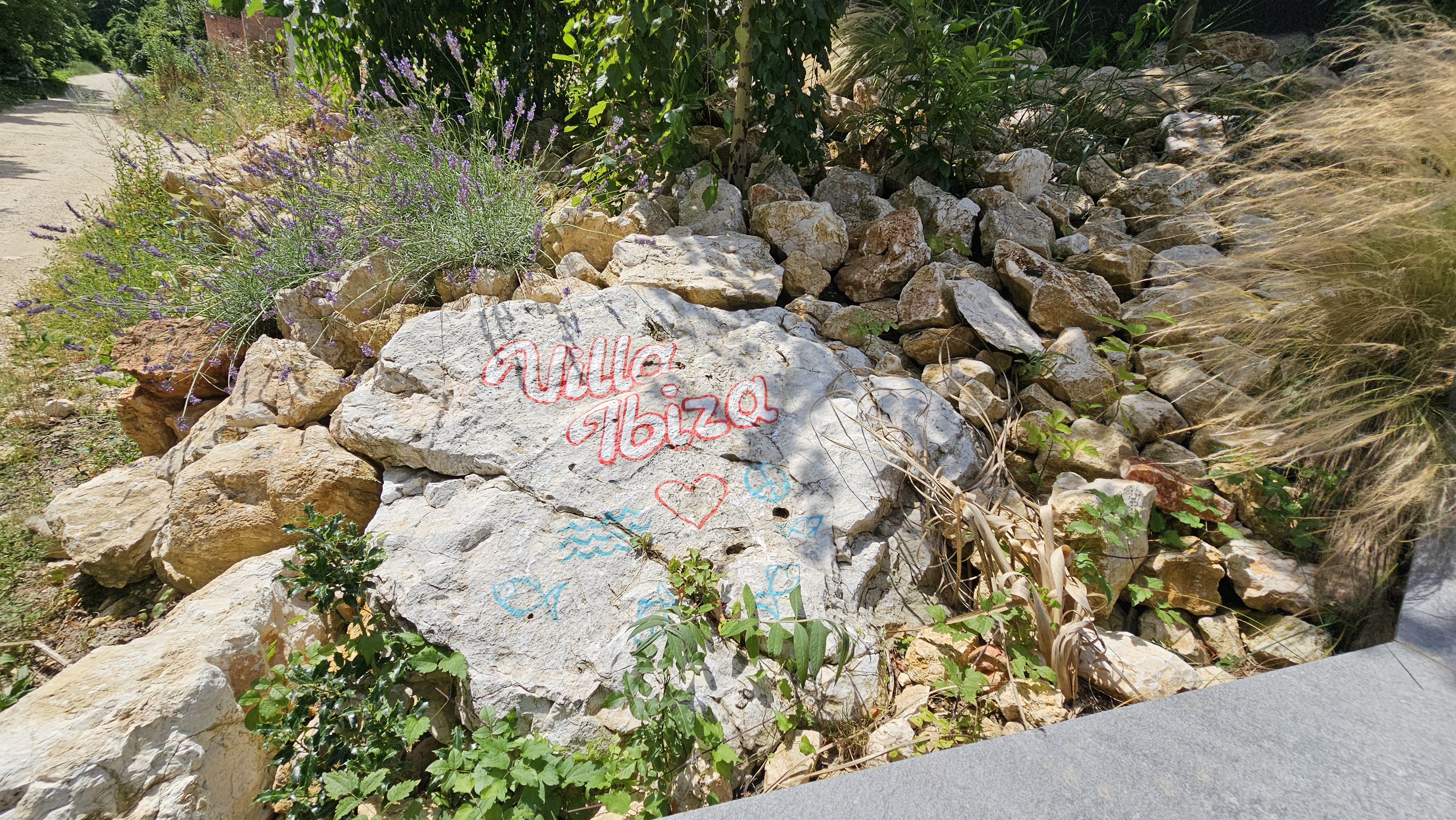 Bejárat a domboldalon, Villa Ibiza felirattal